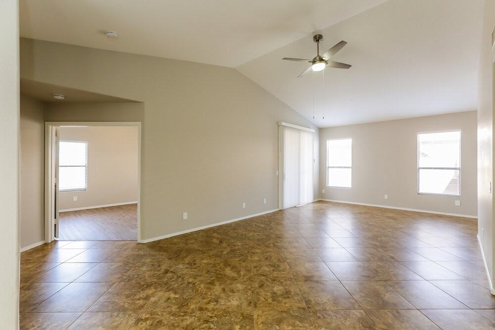 1058 S Sierra St - Photo 4 of 19