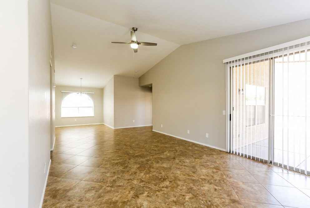 1058 S Sierra St - Photo 5 of 19