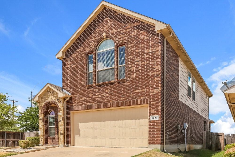 1032 Sunderland Ln - Photo 4 of 17