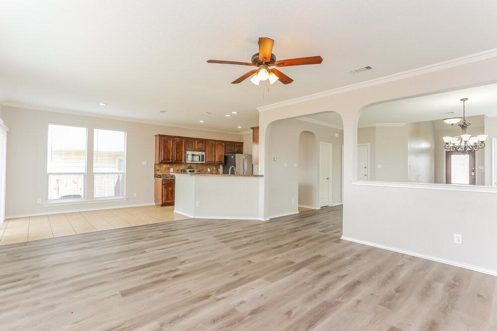 1032 Sunderland Ln - Photo 7 of 17