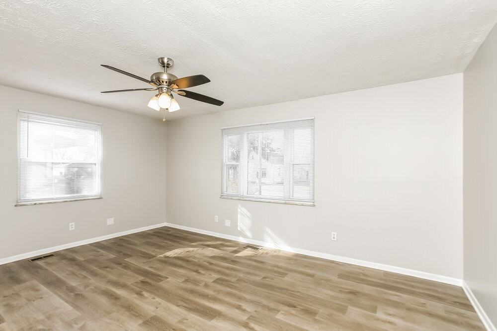 4623 N Richardt Ave - Photo 5 of 16