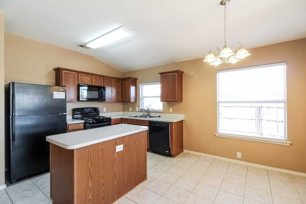2204 Tailburton Ct - Photo 4 of 15