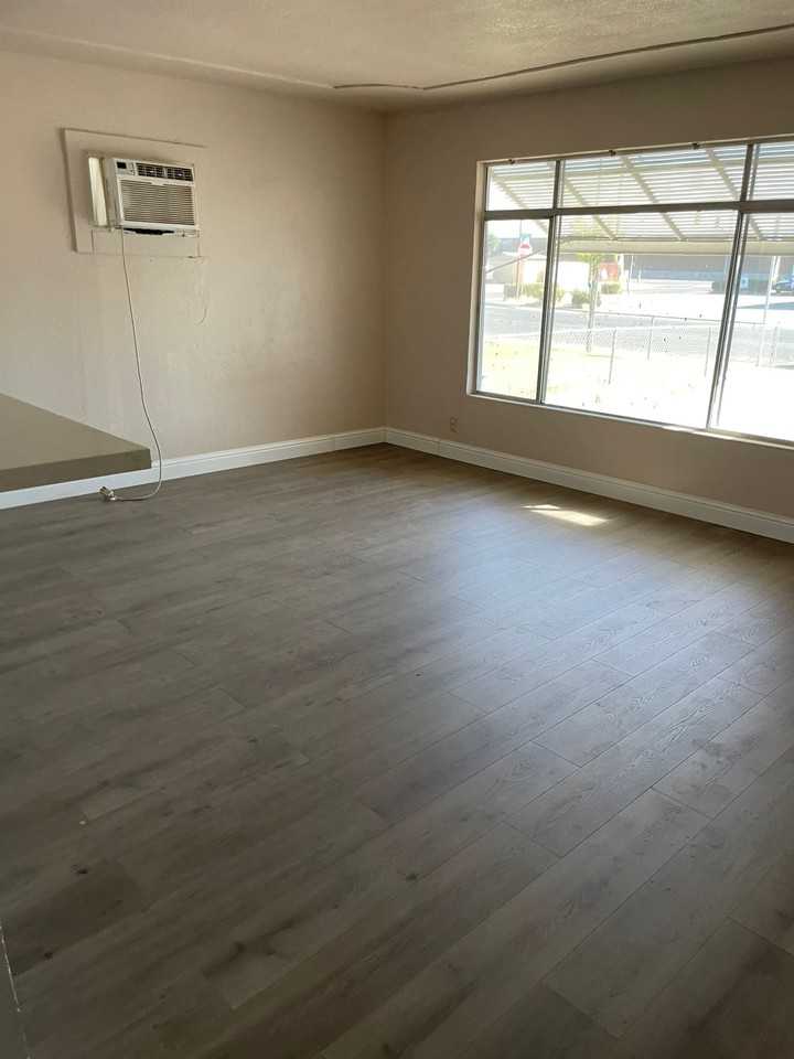 2404 Strivens Ave - Photo 6 of 10