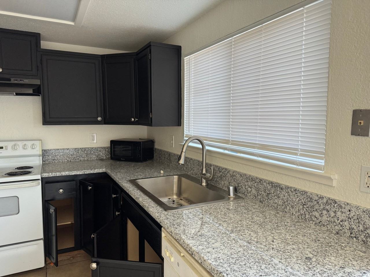 4074 Weymouth Ln - Photo 3 of 11