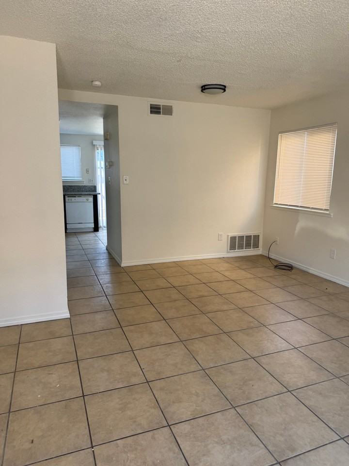 4074 Weymouth Ln - Photo 7 of 11