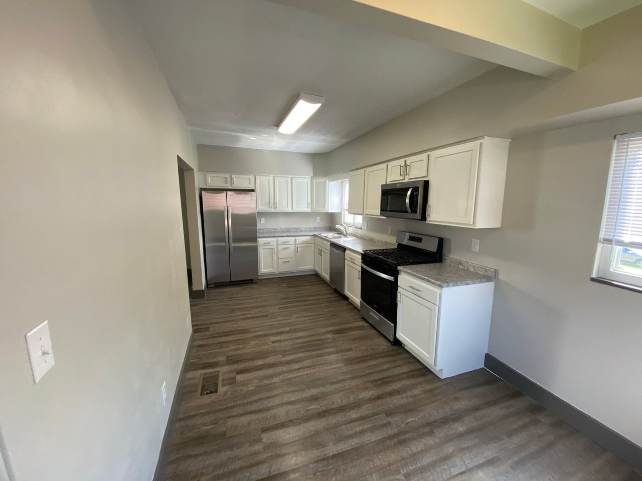 1028 Walnut St - Photo 3 of 16
