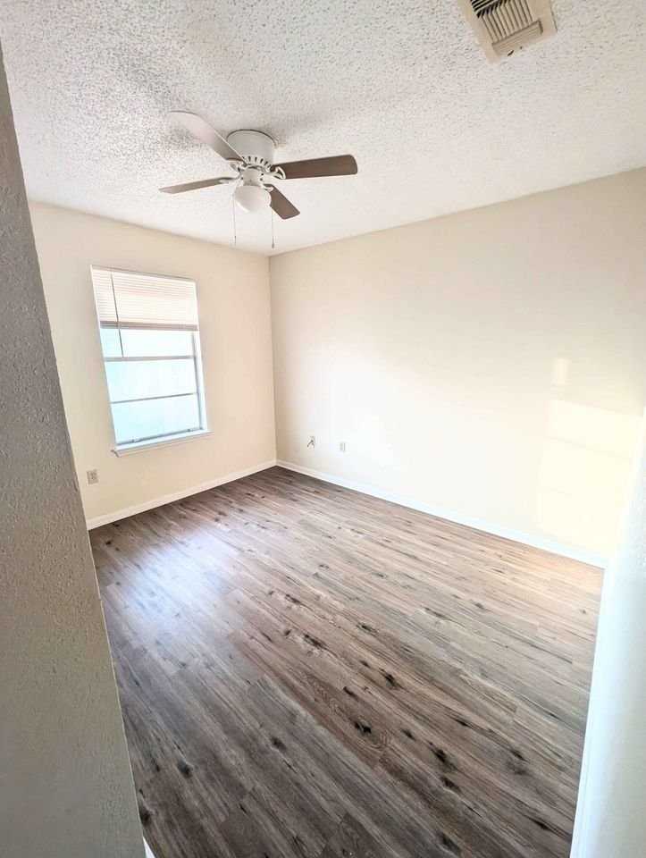 401 N 4th St #E - Photo 2 of 6