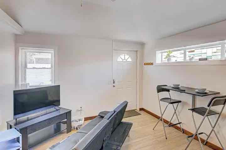 5169 Caroline Ave - Photo 3 of 15