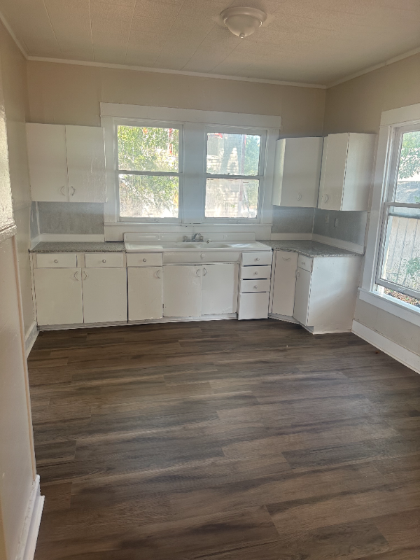 1412 Burleson St - Photo 2 of 10