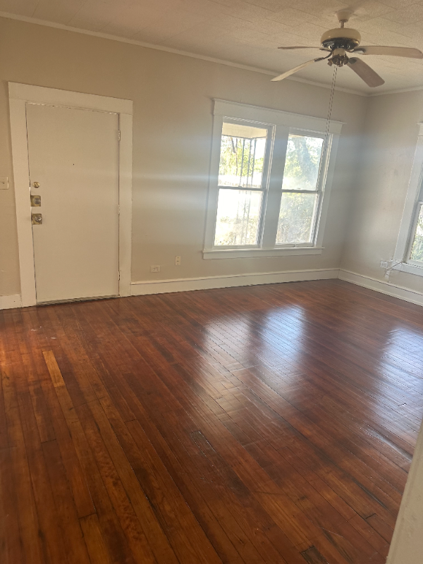1412 Burleson St - Photo 3 of 10