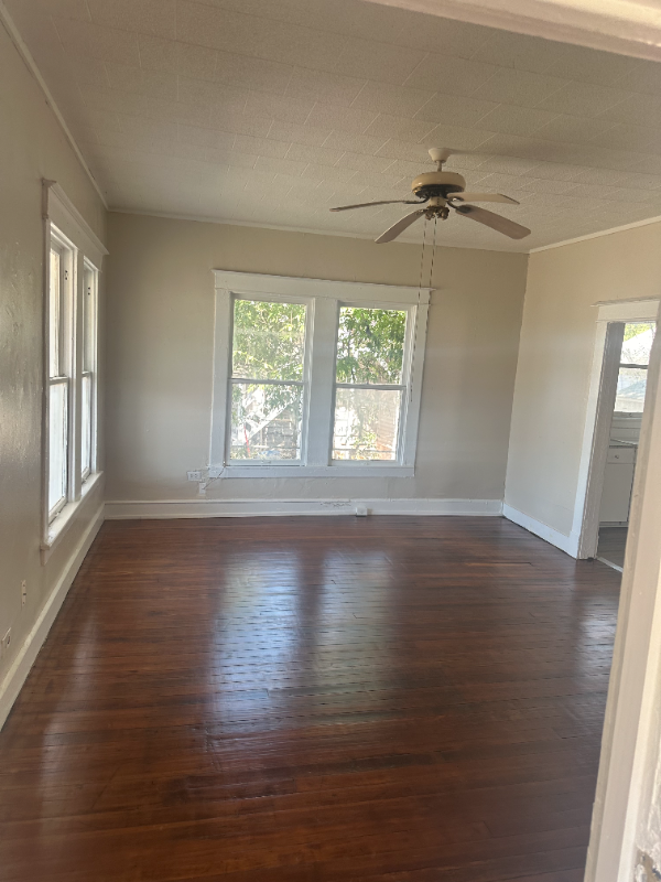 1412 Burleson St - Photo 4 of 10