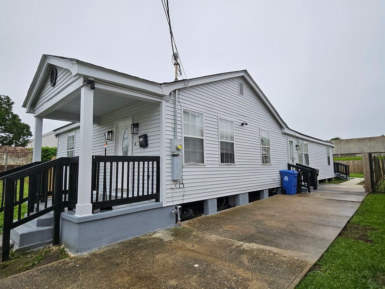 5716 Warrington Dr - Photo 2 of 9