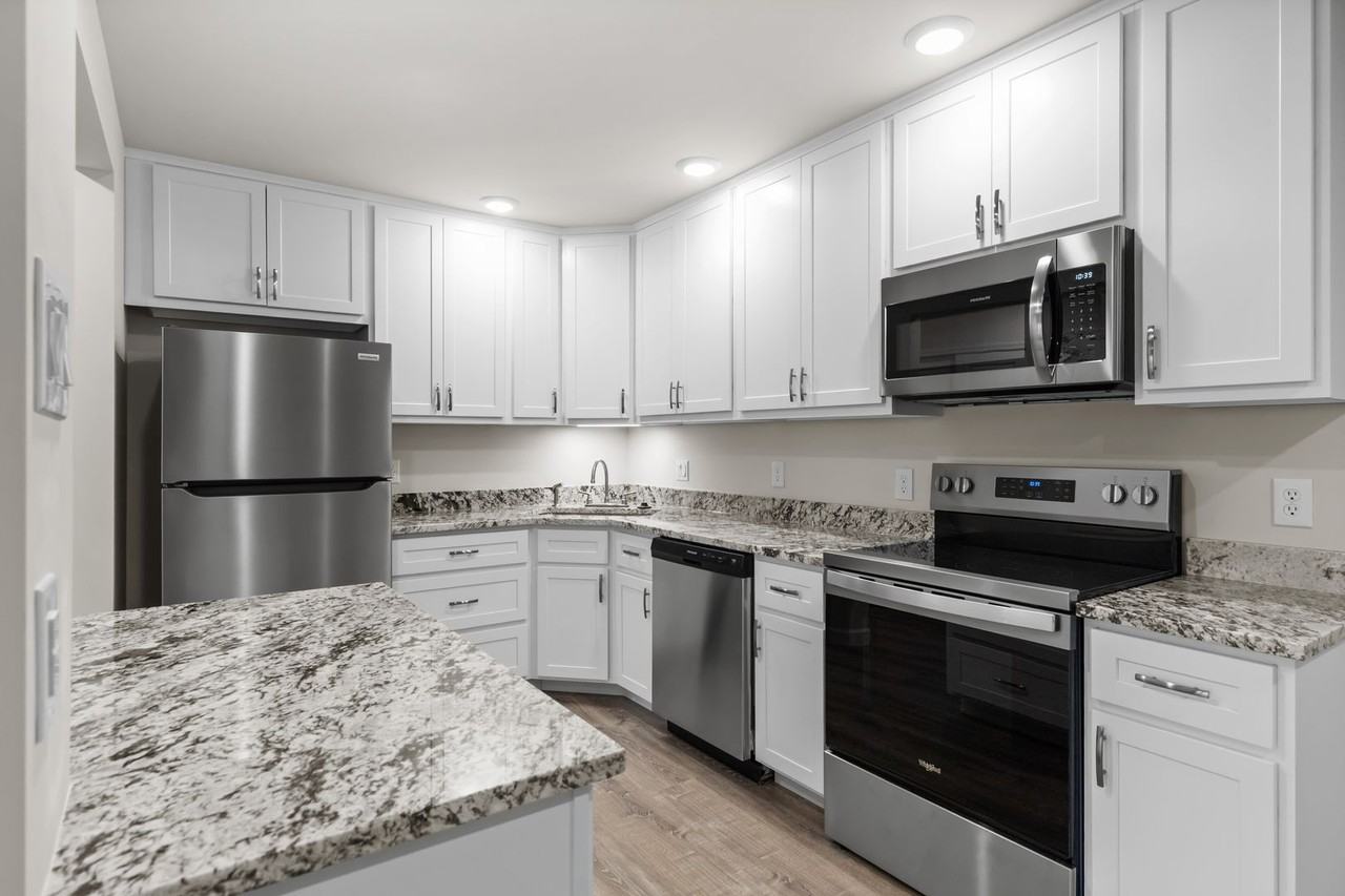 Sherman Square Apartments - Photo 4 of 37
