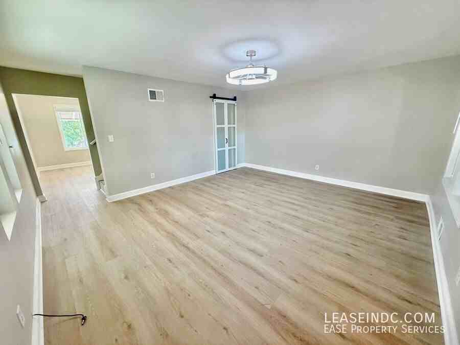 733 Crittenden St Ne - Photo 2 of 28