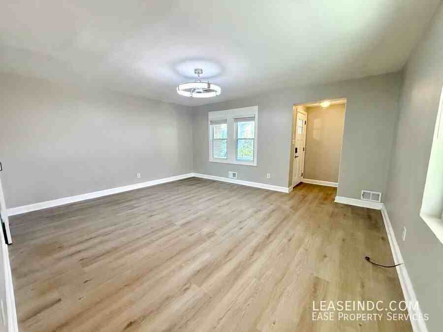 733 Crittenden St Ne - Photo 3 of 28