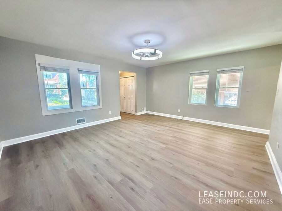 733 Crittenden St Ne - Photo 4 of 28