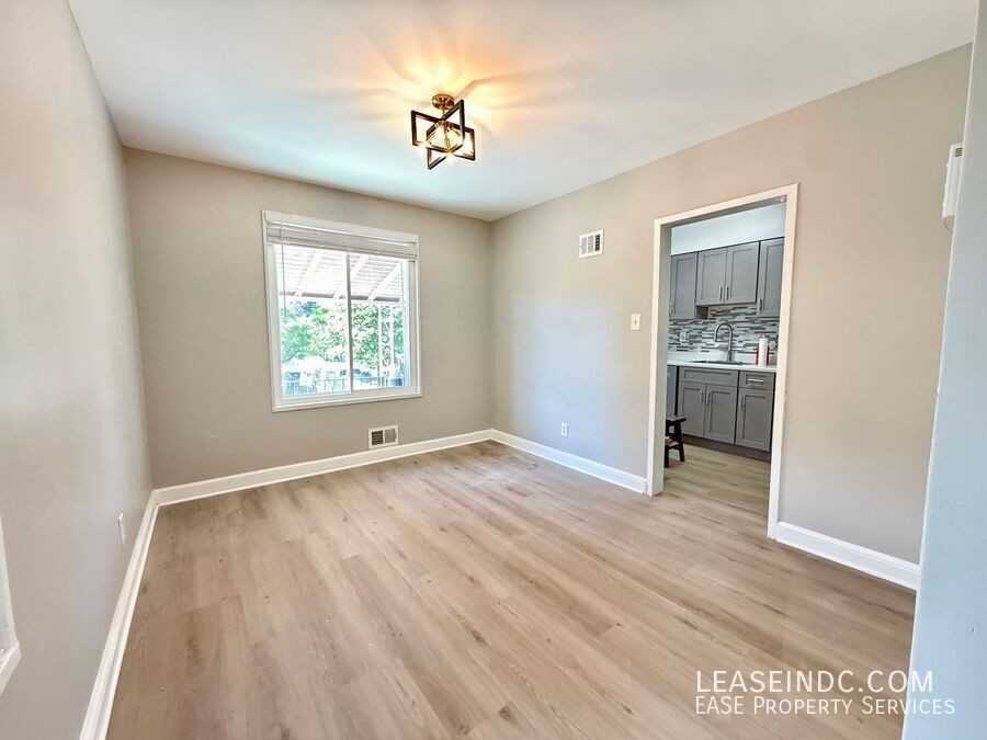 733 Crittenden St Ne - Photo 5 of 28