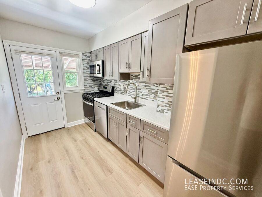 733 Crittenden St Ne - Photo 7 of 28