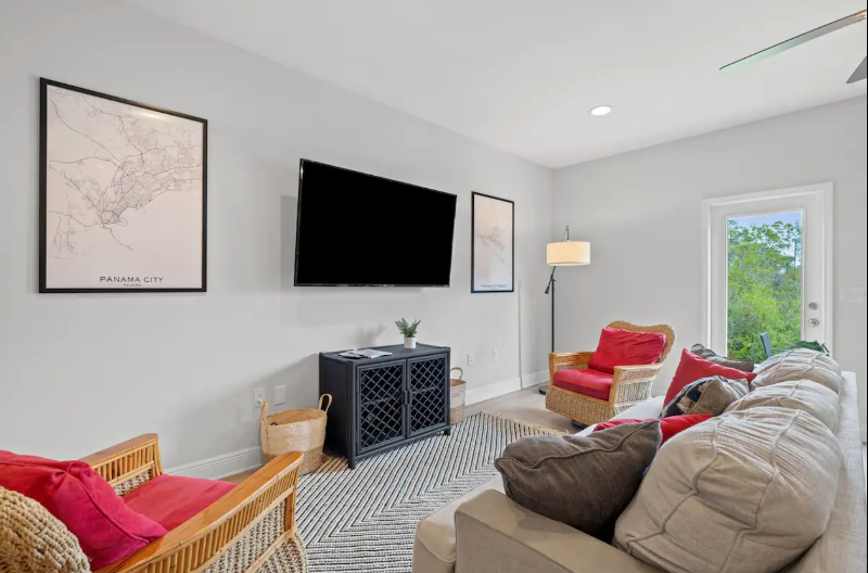1884 Pointe Dr - Photo 4 of 20