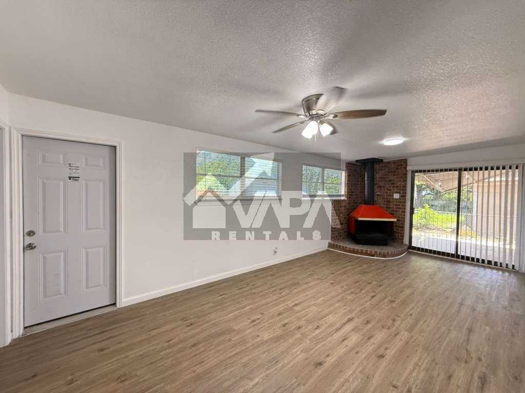 943 Weizmann St - Photo 5 of 19