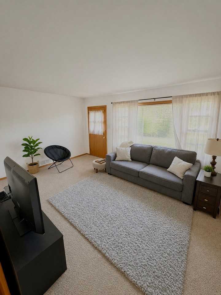 930 6th St - Photo 4 of 5