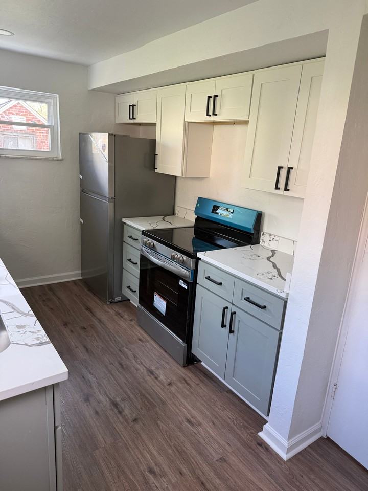 1807 Seaton St - Photo 2 of 16