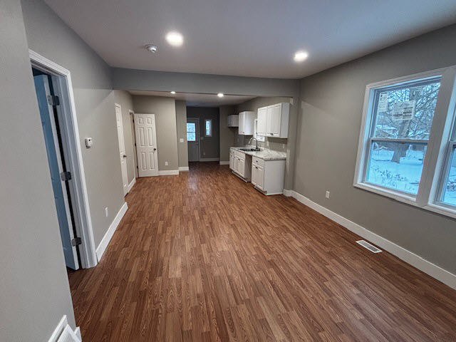 1009 Leslie St - Photo 5 of 8