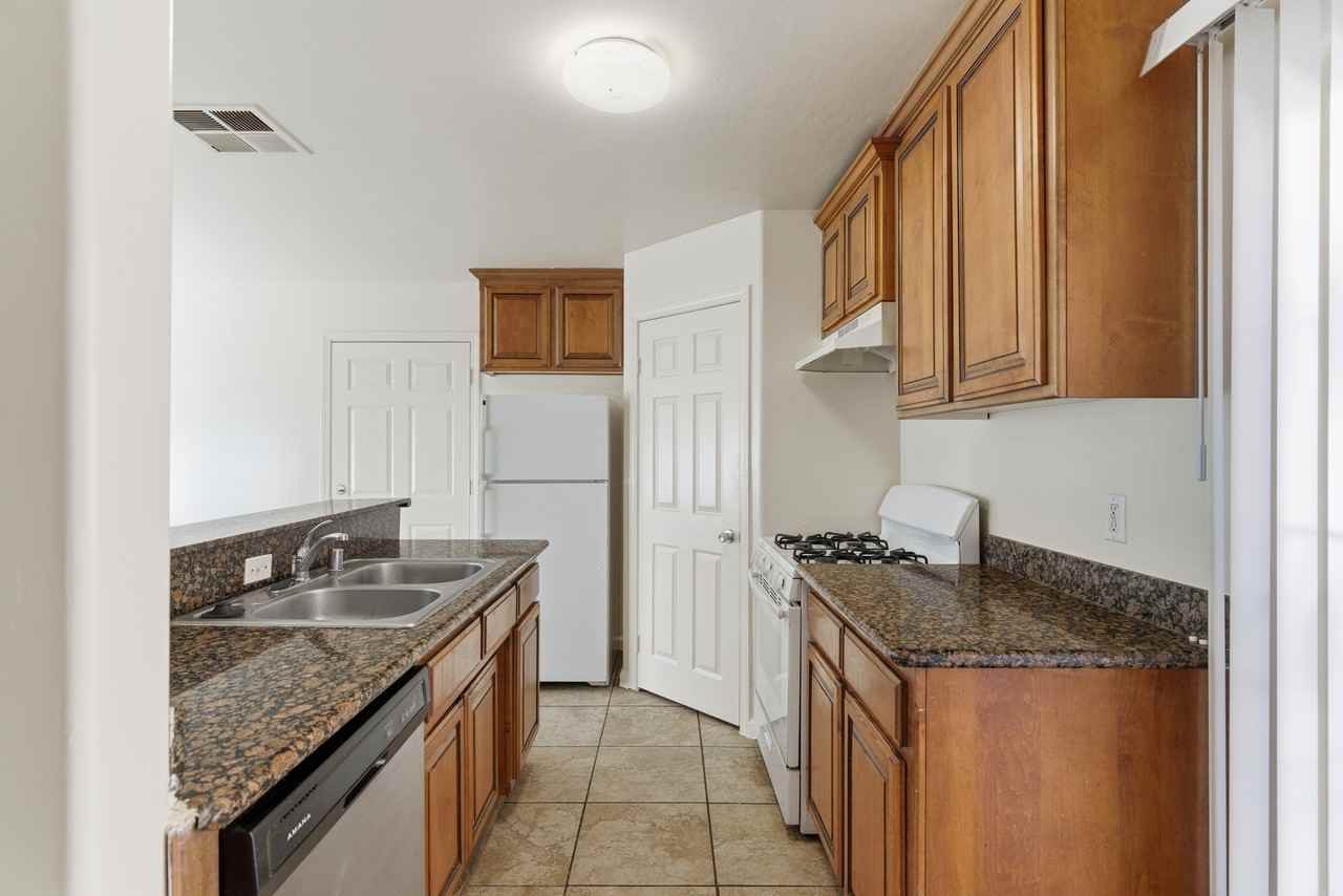 726 K St #B - Photo 2 of 14