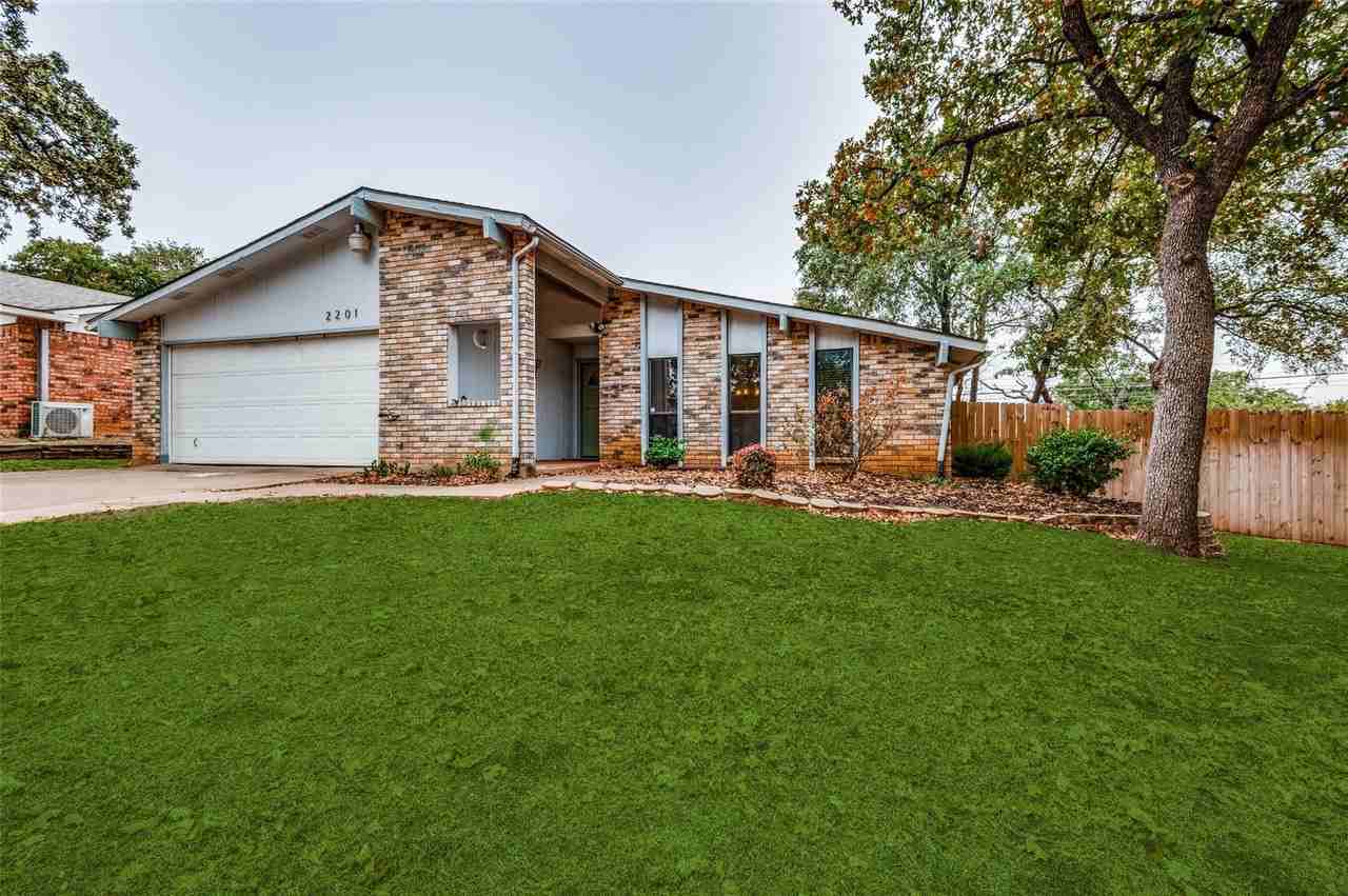 2201 Cottonwood Ln - Photo 2 of 20
