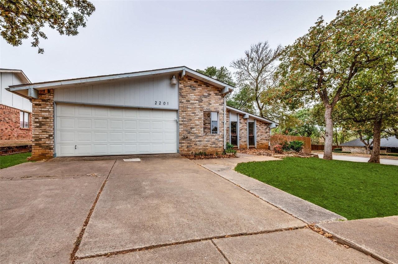 2201 Cottonwood Ln - Photo 4 of 20