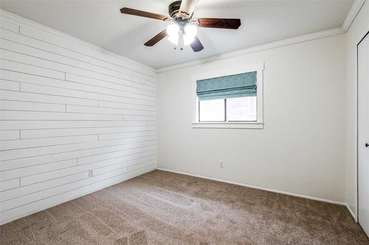 2201 Cottonwood Ln - Photo 5 of 20