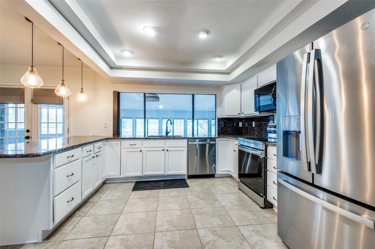 2201 Cottonwood Ln - Photo 6 of 20