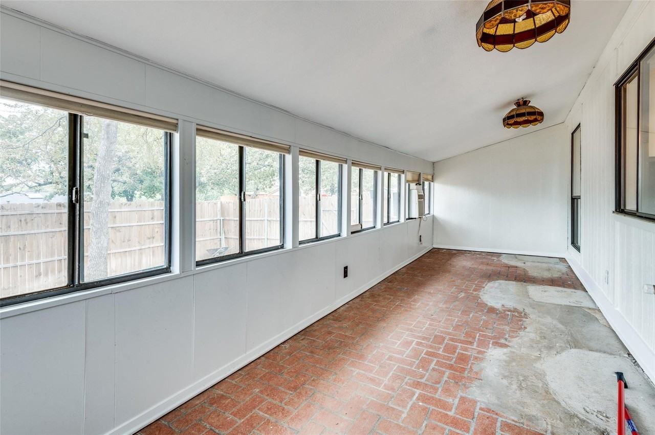 2201 Cottonwood Ln - Photo 7 of 20