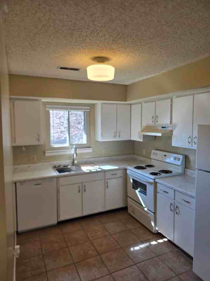 1611 Lyndhurst Dr #F - Photo 6 of 13