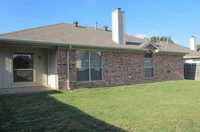 1700 Farmington Dr - Photo 2 of 8