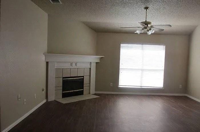 1700 Farmington Dr - Photo 3 of 8
