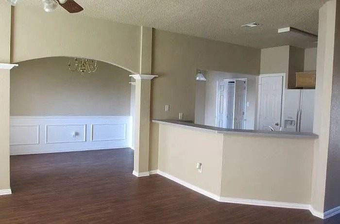 1700 Farmington Dr - Photo 4 of 8