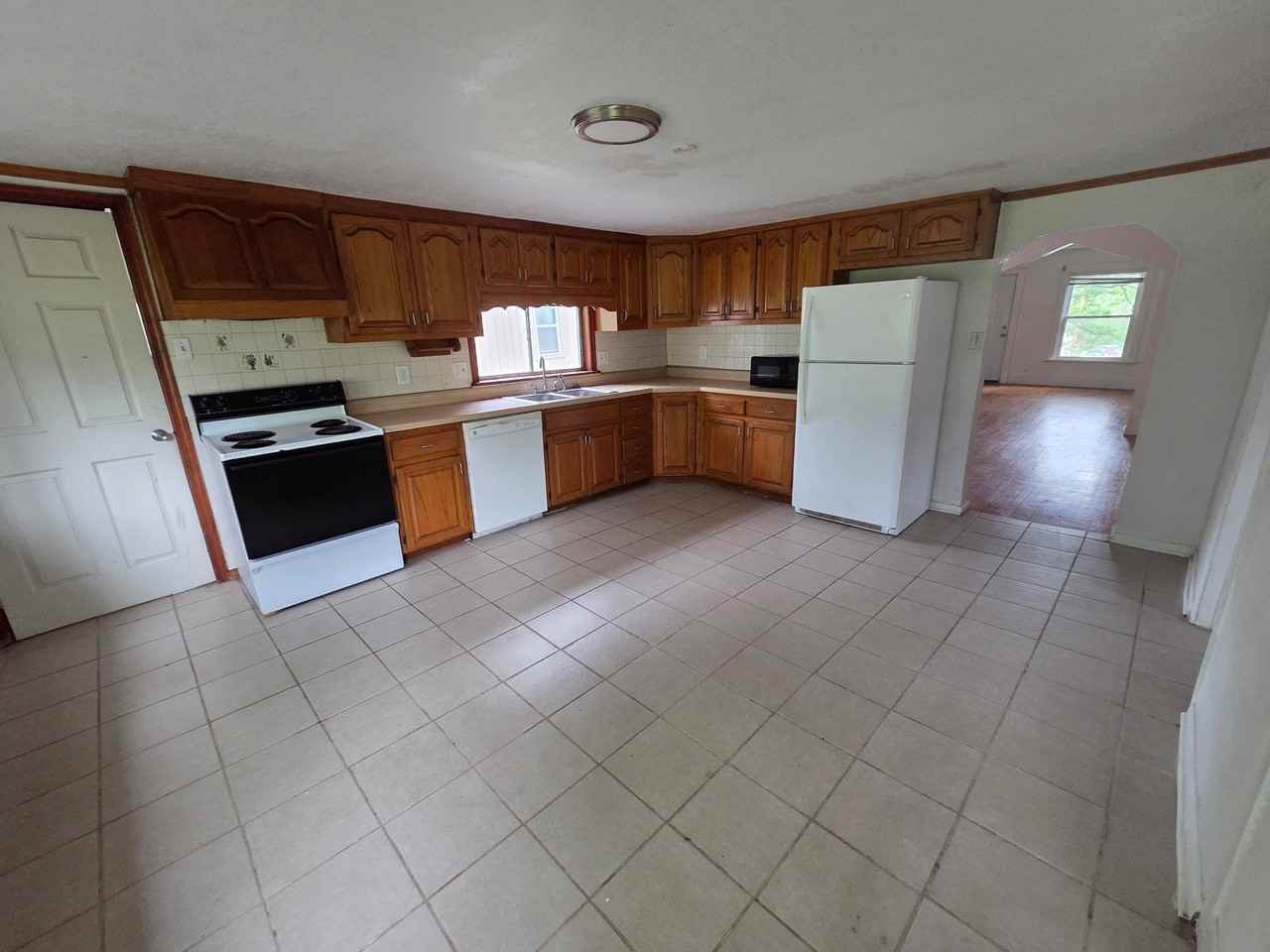 118 S Northern Blvd - Photo 3 of 10
