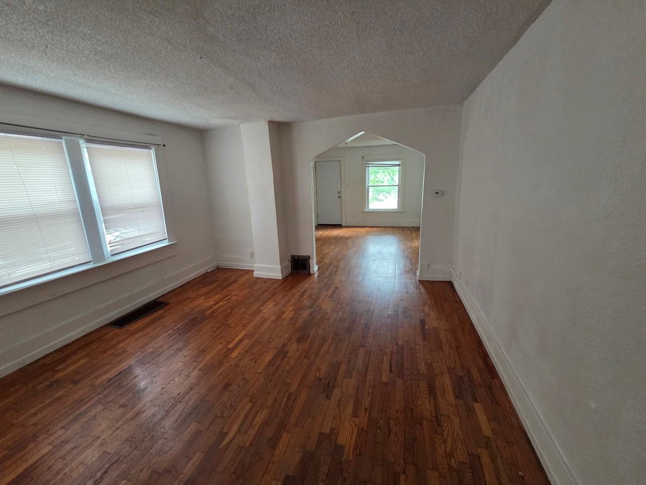 118 S Northern Blvd - Photo 4 of 10