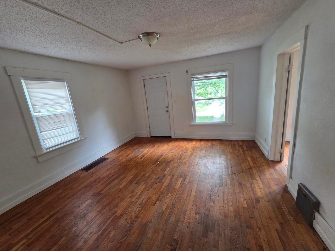 118 S Northern Blvd - Photo 5 of 10
