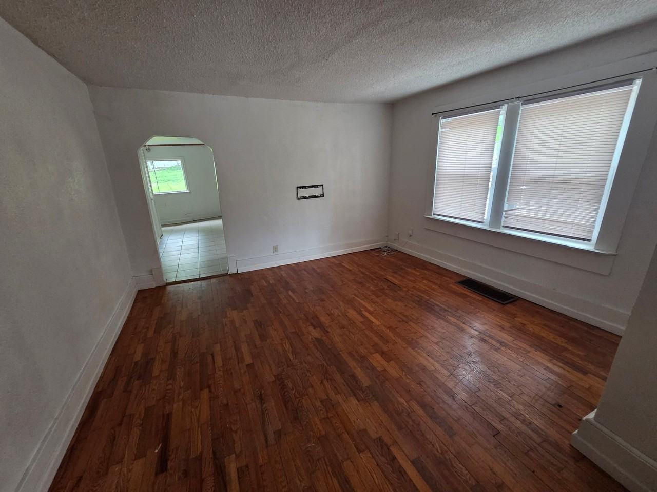 118 S Northern Blvd - Photo 6 of 10