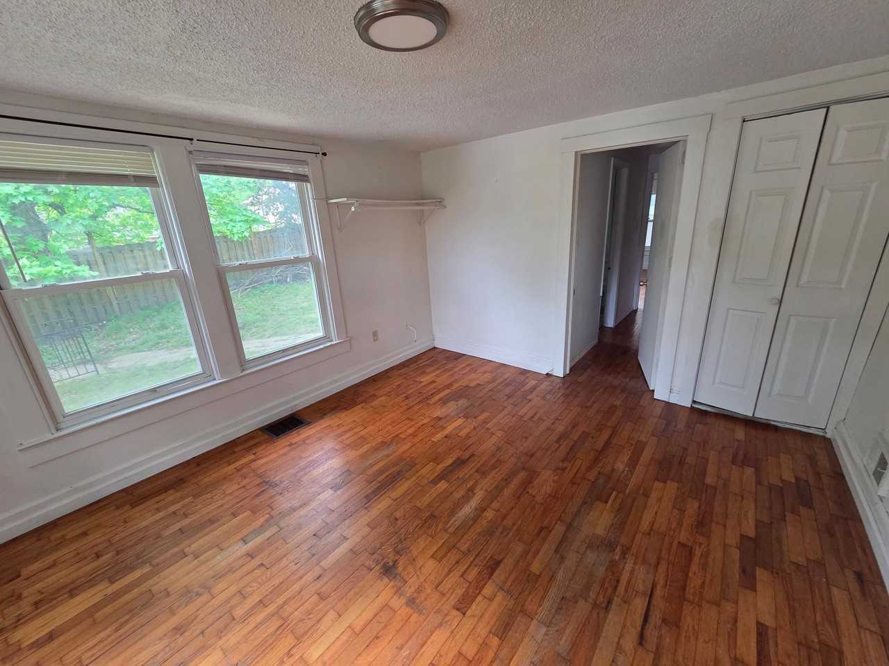 118 S Northern Blvd - Photo 7 of 10