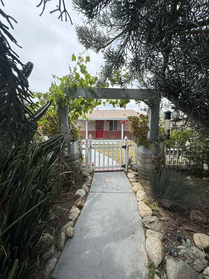 317 W Green St - Photo 3 of 11