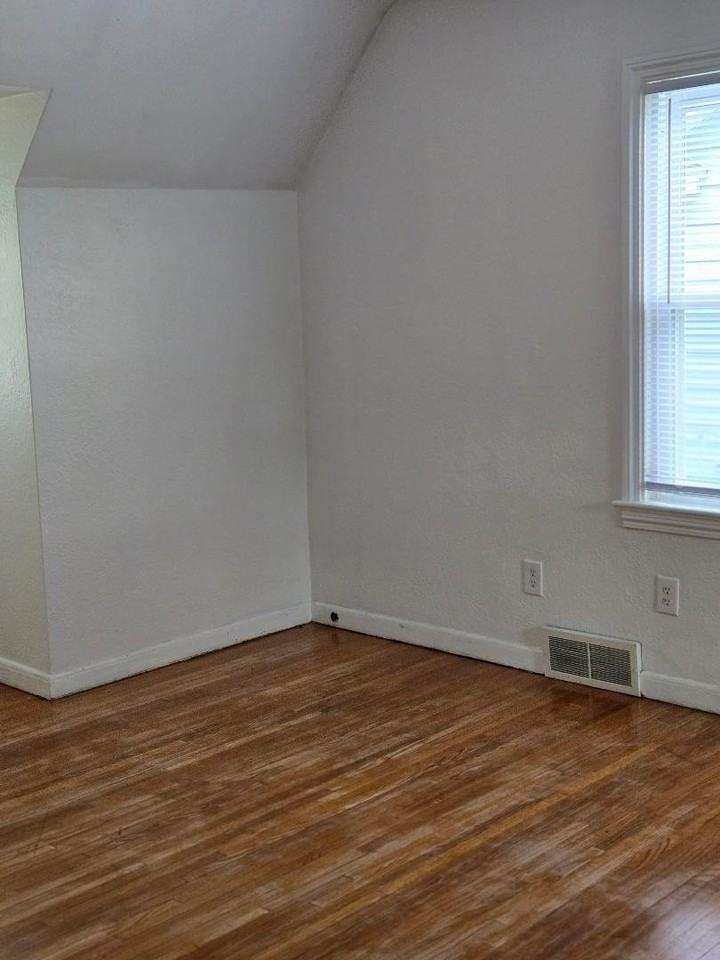 1639 Hagley Rd - Photo 4 of 8
