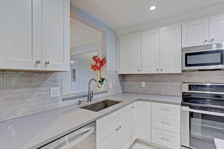 3011 Sw 21st Ter - Photo 4 of 8