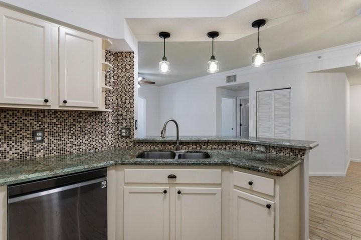 10103 Myrtlewood Cir W - Photo 3 of 8