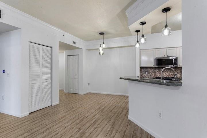 10103 Myrtlewood Cir W - Photo 5 of 8