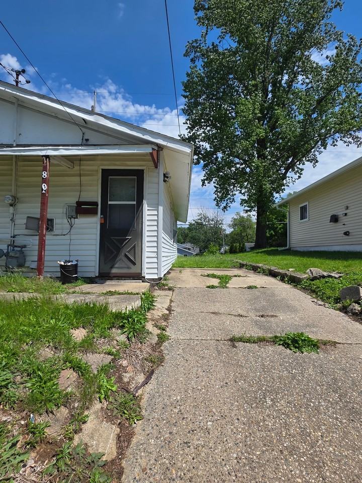 801 E Cantrell Heights St - Photo 3 of 20