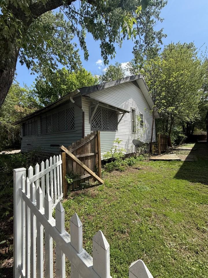 927 W North St - Photo 7 of 20
