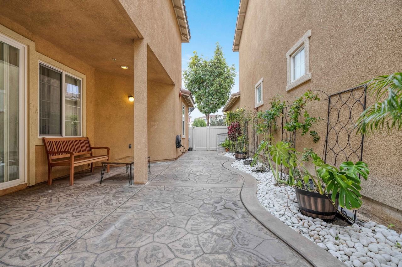1224 Los Olivos St - Photo 4 of 34